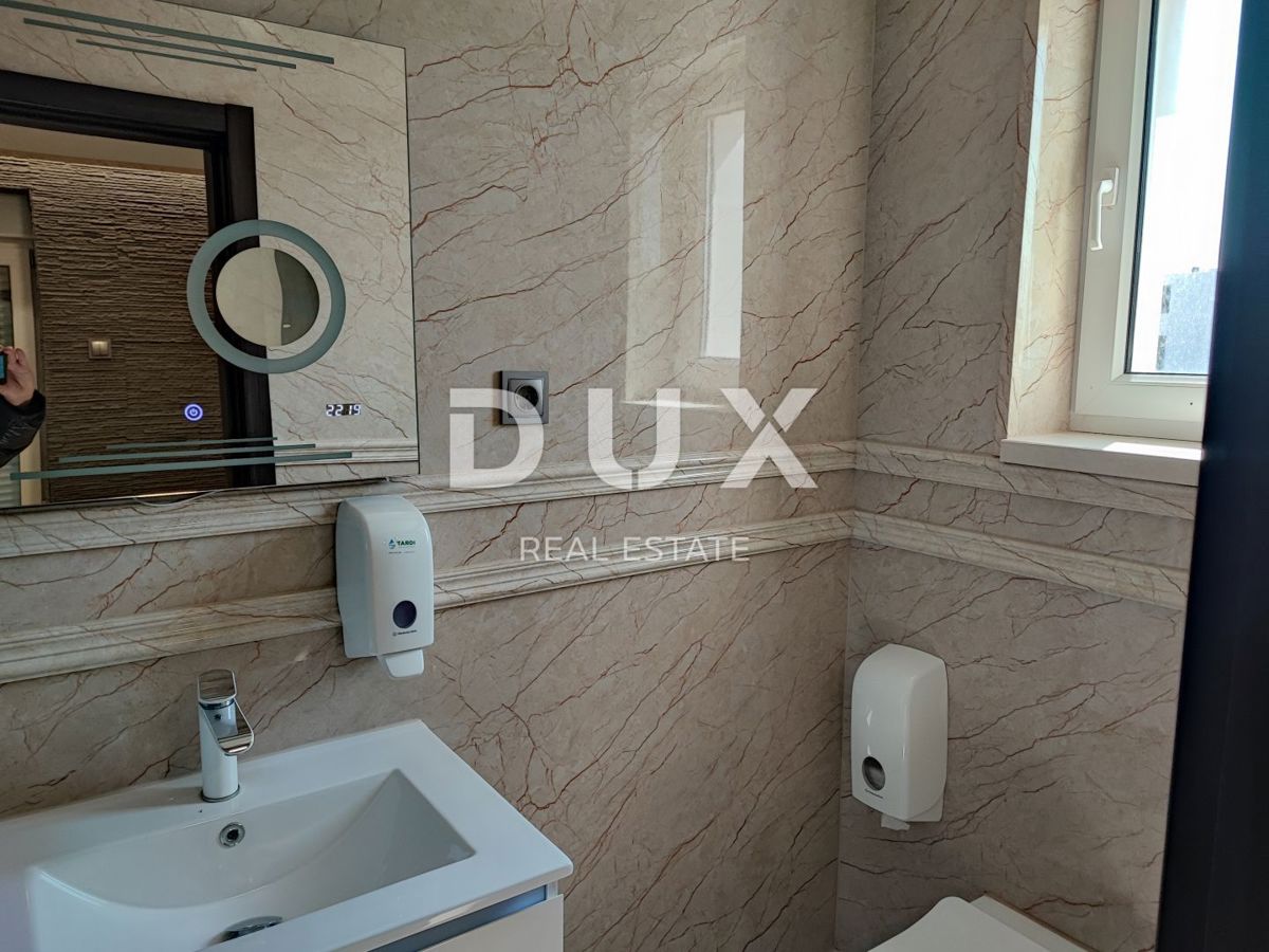 OTOK PAG, NOVALJA, CENTER - samostojna hiša s tremi apartmaji in bazenom