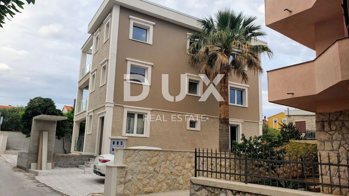 OTOK PAG, NOVALJA, CENTER - samostojna hiša s tremi apartmaji in bazenom