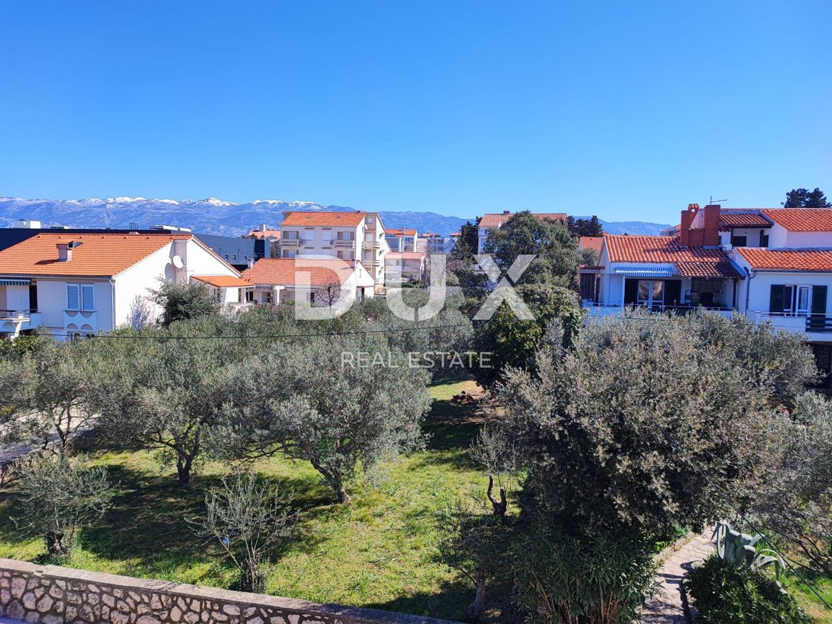 OTOK PAG, NOVALJA, CENTER - samostojna hiša s tremi apartmaji in bazenom