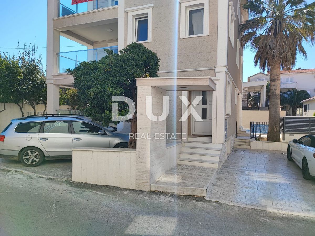 OTOK PAG, NOVALJA, CENTER - samostojna hiša s tremi apartmaji in bazenom