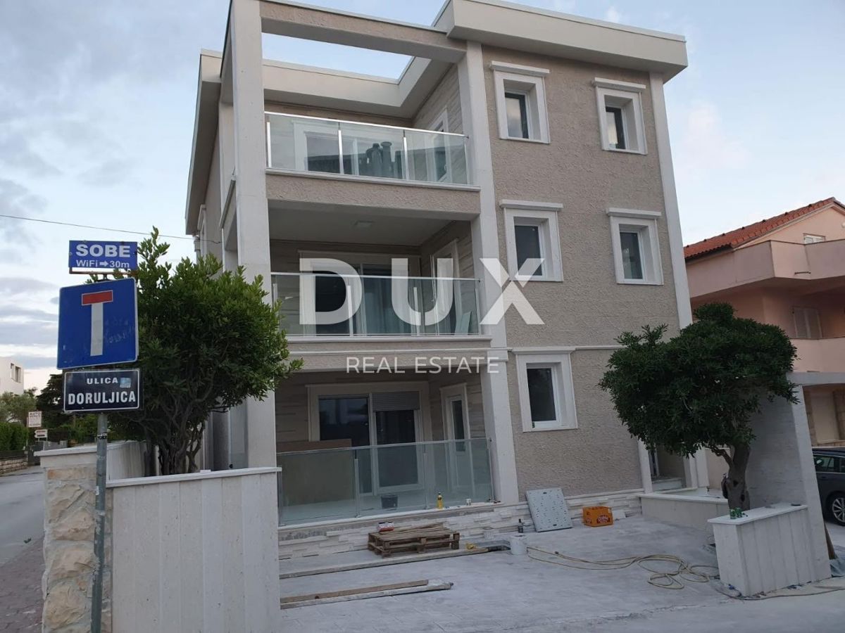OTOK PAG, NOVALJA, CENTER - samostojna hiša s tremi apartmaji in bazenom
