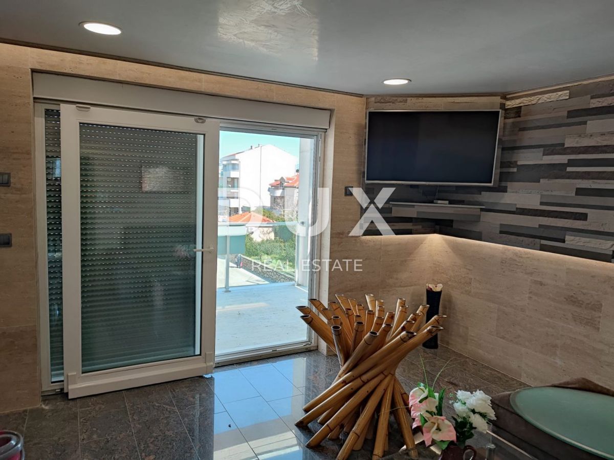 OTOK PAG, NOVALJA, CENTER - samostojna hiša s tremi apartmaji in bazenom
