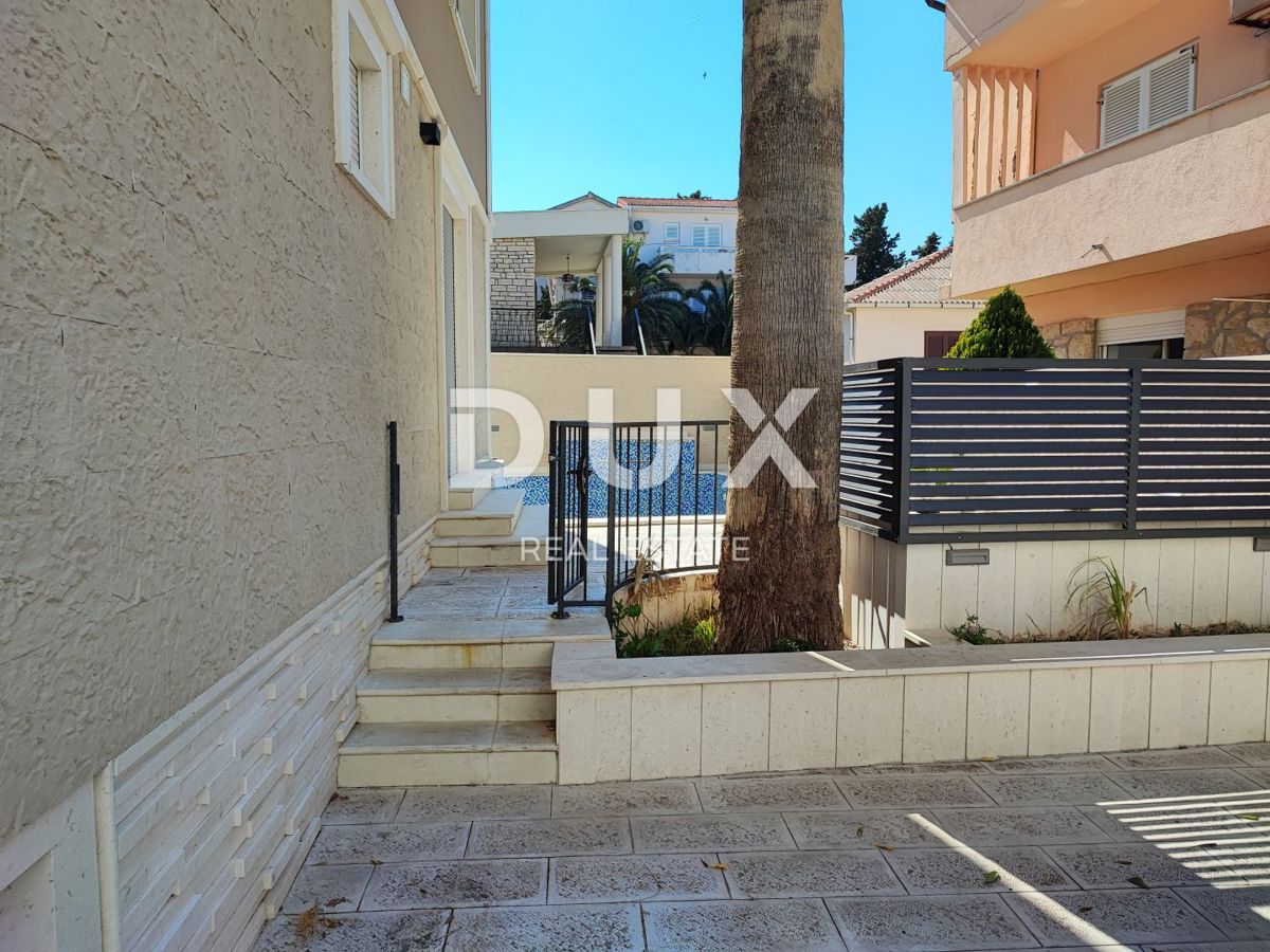 OTOK PAG, NOVALJA, CENTER - samostojna hiša s tremi apartmaji in bazenom