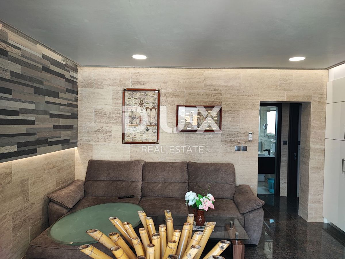 OTOK PAG, NOVALJA, CENTER - samostojna hiša s tremi apartmaji in bazenom