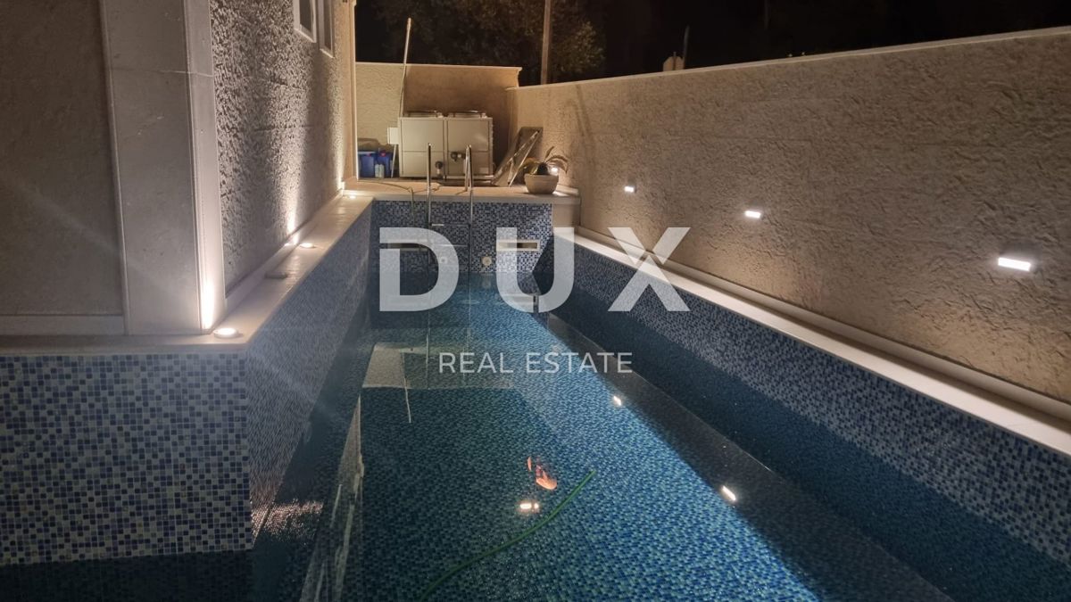 OTOK PAG, NOVALJA, CENTER - samostojna hiša s tremi apartmaji in bazenom