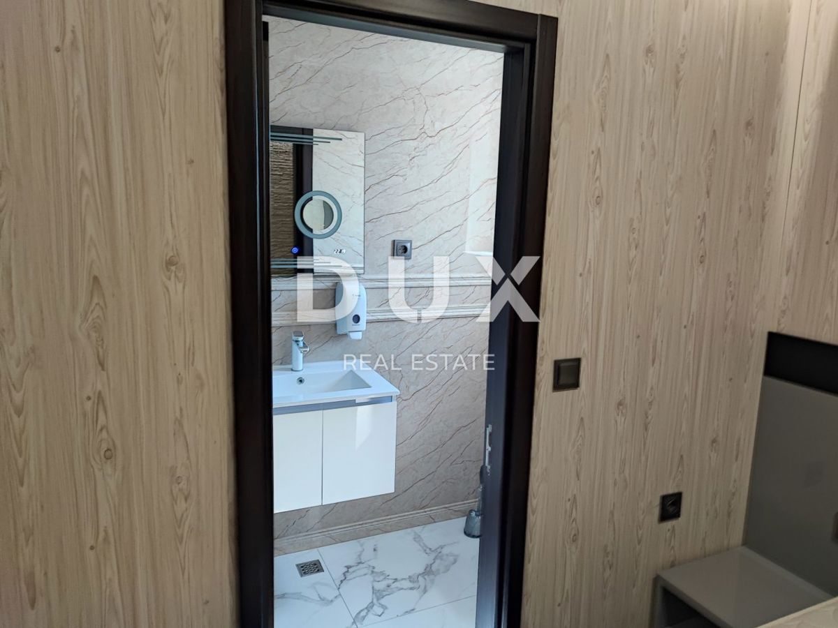 OTOK PAG, NOVALJA, CENTER - samostojna hiša s tremi apartmaji in bazenom