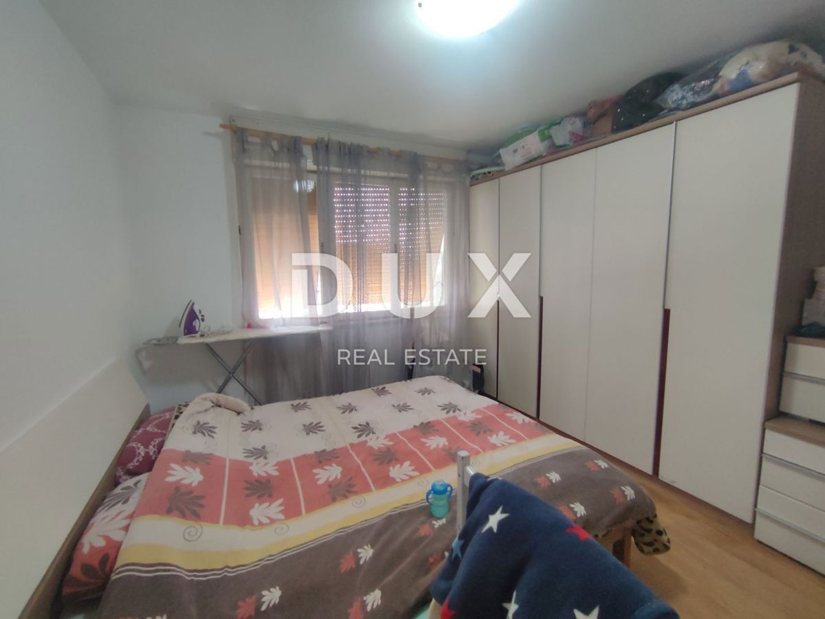 PULA, VIDIKOVAC - 2 spalnici + kopalnica. Vseljivo in prenovljeno stanovanje v prvem nadstropju z odlično razporeditvijo in potencialom.