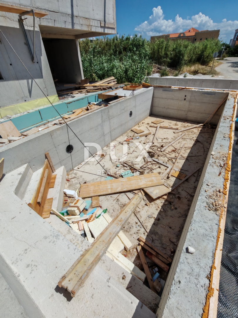ZADAR, PRIVLAKA - Apartma z bazenom 50 metrov od peščene plaže! S3