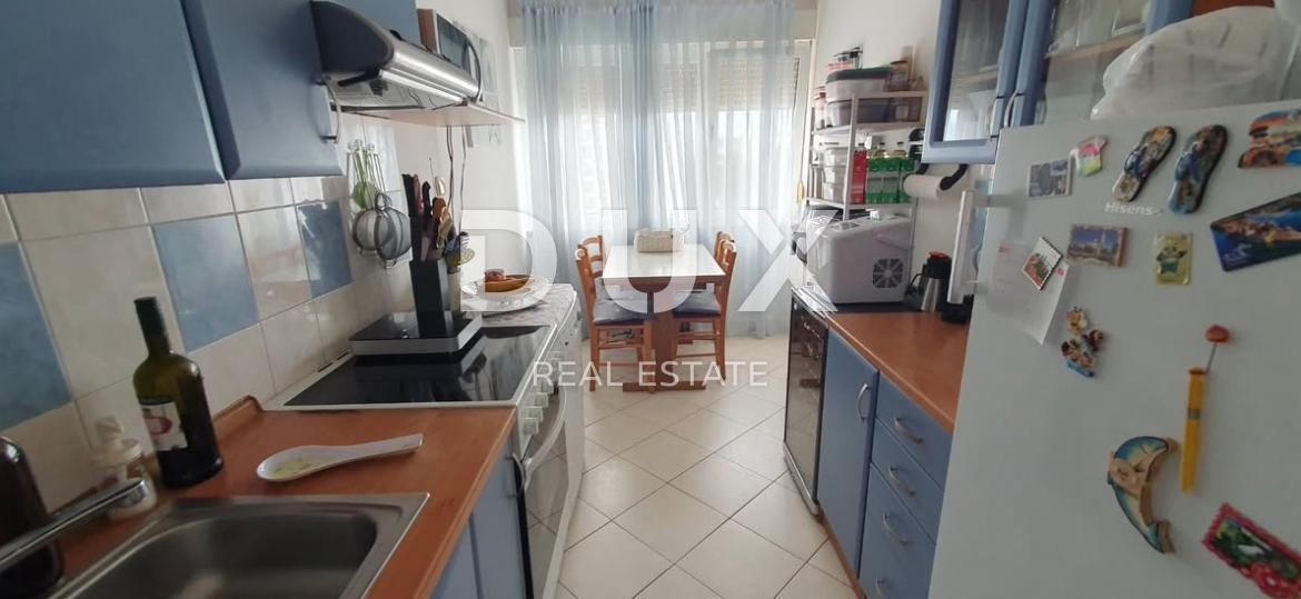 RIJEKA, KRIMEA - Prostorno in svetlo stanovanje z 2 spalnicama in 1 spalnico s pogledom na morje in odlično lokacijo!!