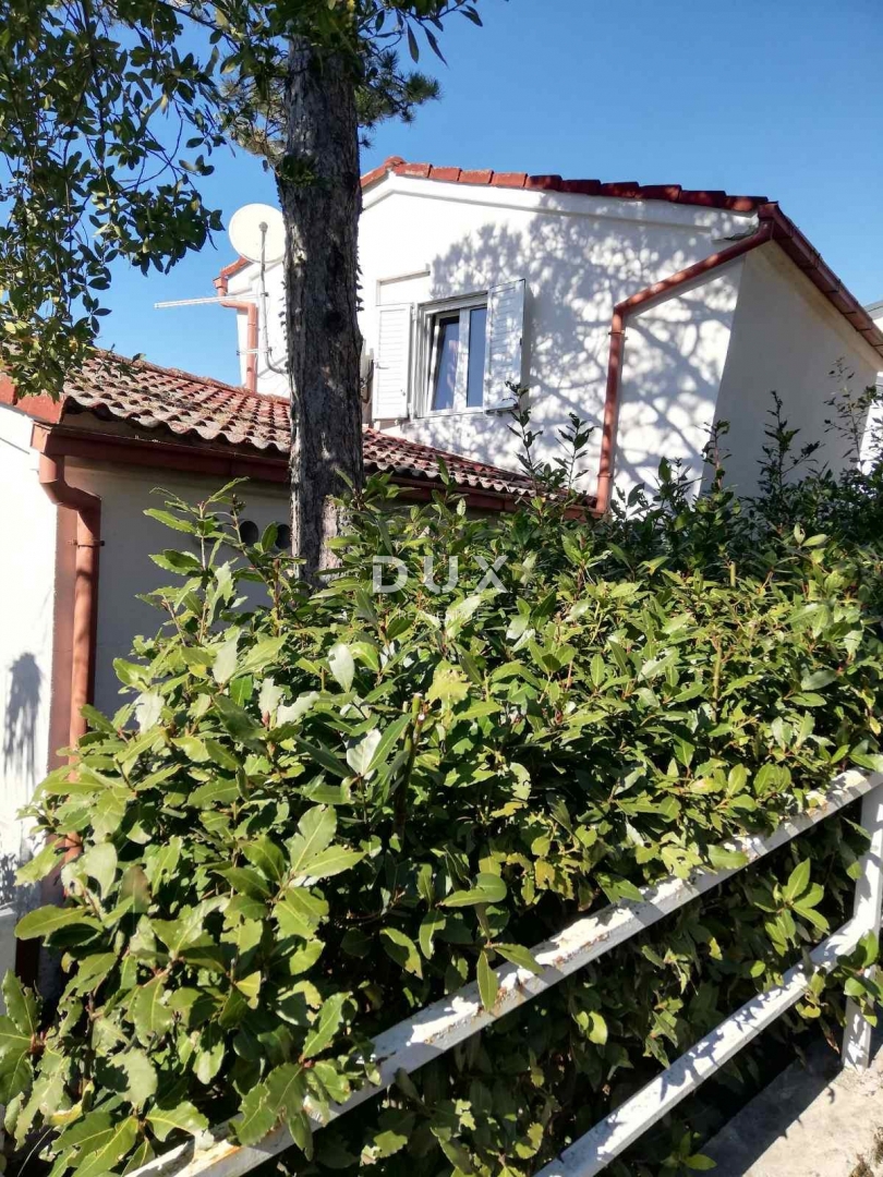 KRALJEVICA - hiša z dvema apartmajema, druga vrsta do morja