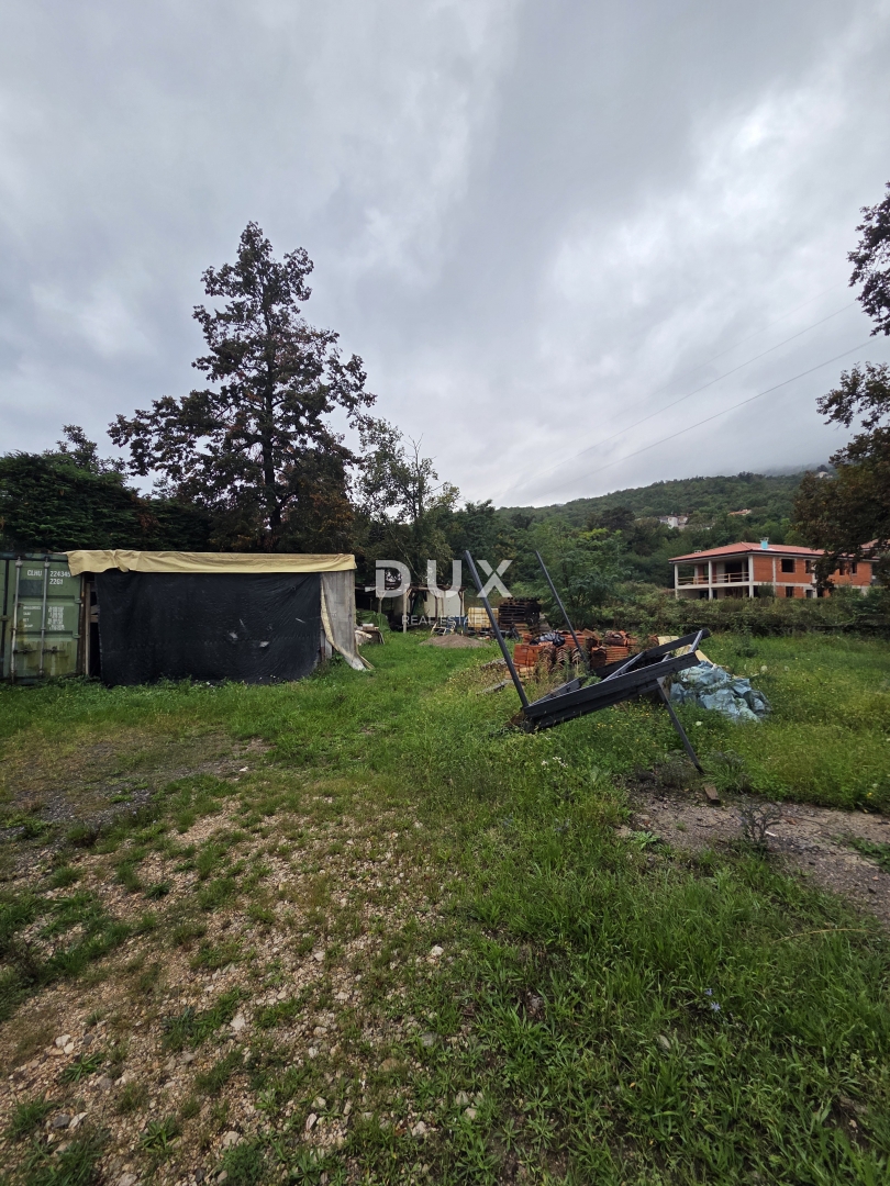 OPATIJA, POBRI, MATULJI – zazidljivo zemljišče 1600 m2 za družinsko hišo / stanovanjski objekt - oddaja stanovanj / hiše z bazenom 