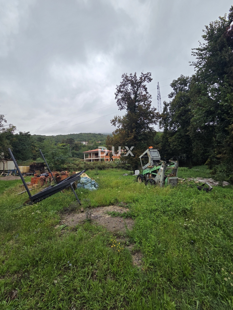 OPATIJA, POBRI, MATULJI – zazidljivo zemljišče 1600 m2 za družinsko hišo / stanovanjski objekt - oddaja stanovanj / hiše z bazenom 