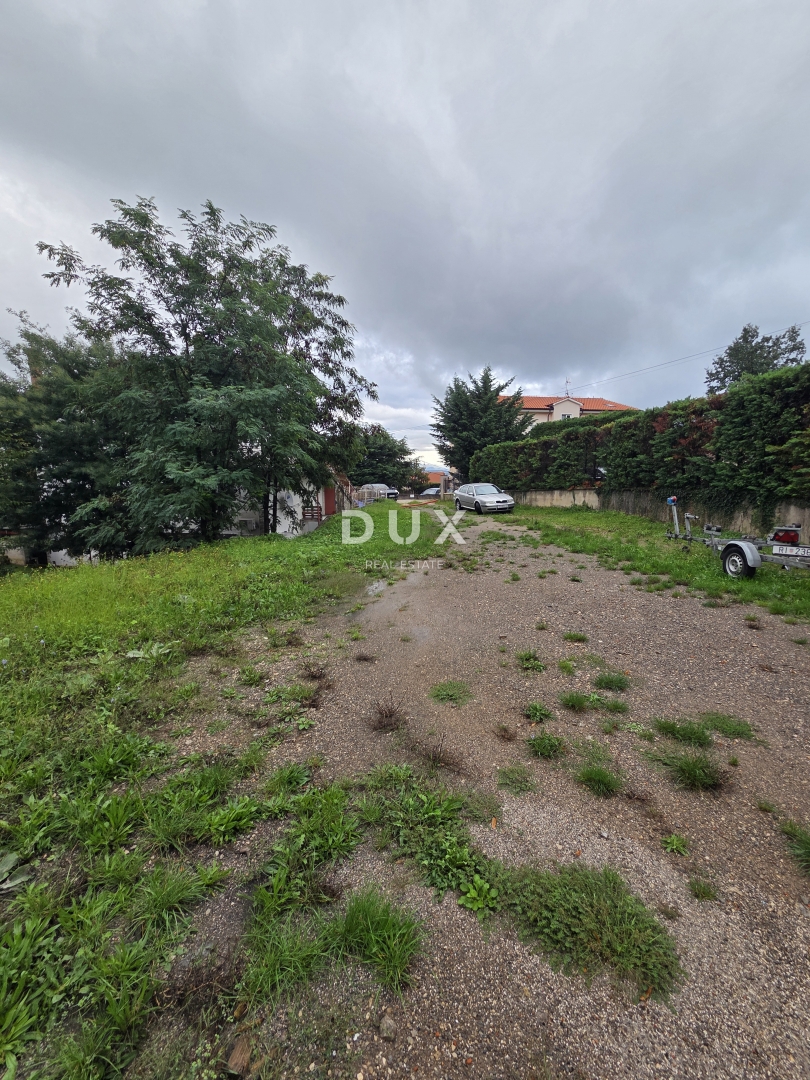 OPATIJA, POBRI, MATULJI – zazidljivo zemljišče 1600 m2 za družinsko hišo / stanovanjski objekt - oddaja stanovanj / hiše z bazenom 