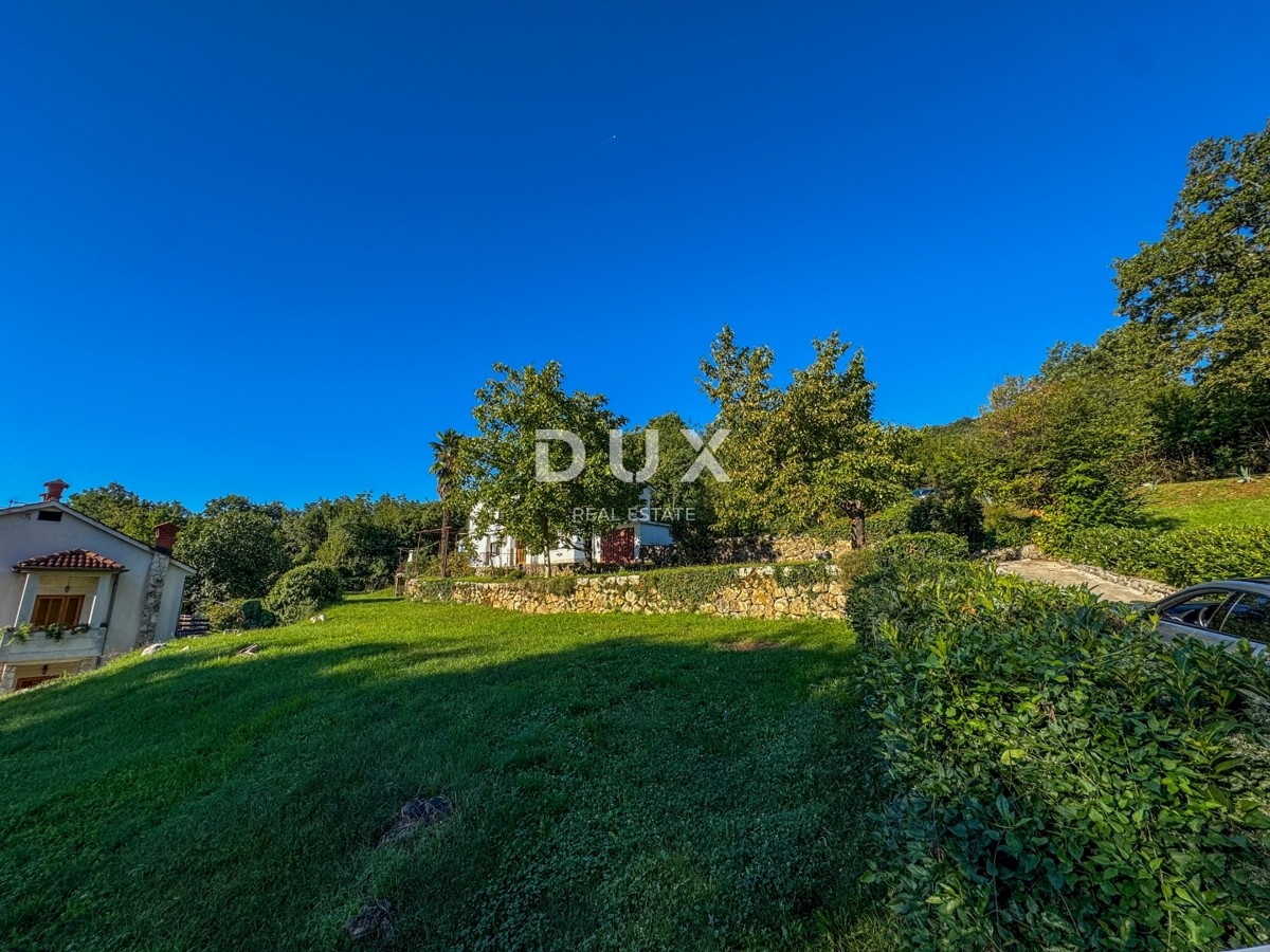 OPATIJA, OPRIĆ – investicijsko gradbeno zemljišče velikosti 2.437 m² s pogledom na morje