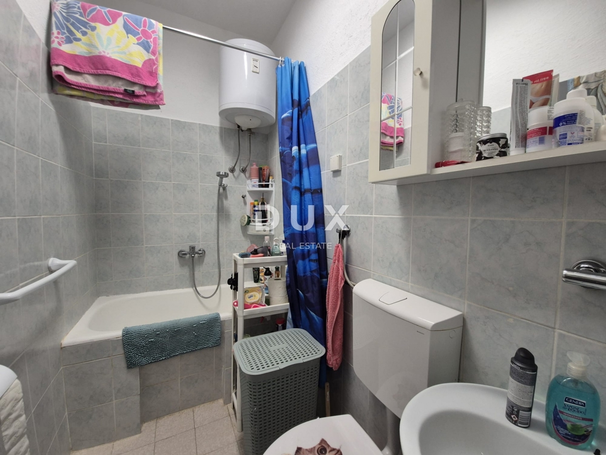 PAG, MESTO PAG - Prostorna hiša s panoramskim razgledom na morje in Velebit