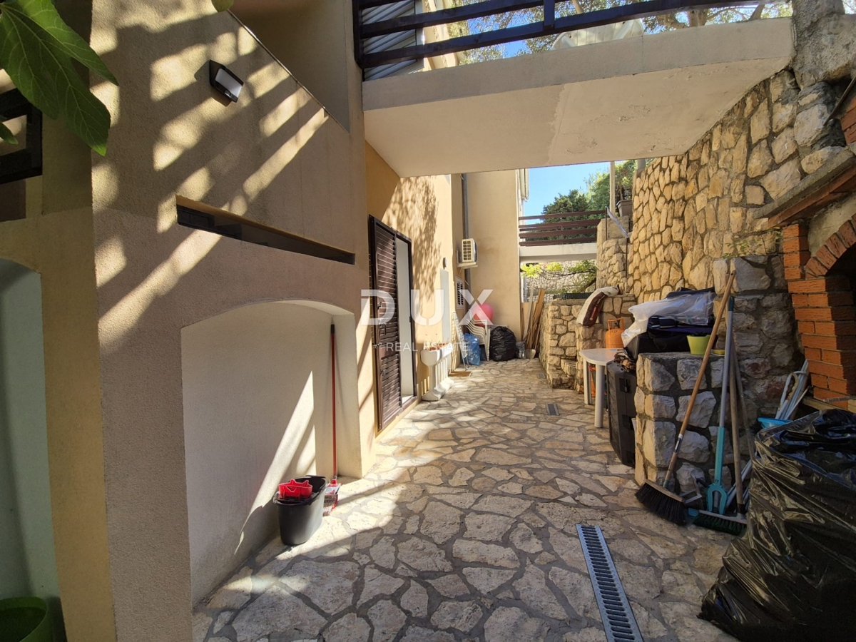 PAG, MESTO PAG - Prostorna hiša s panoramskim razgledom na morje in Velebit