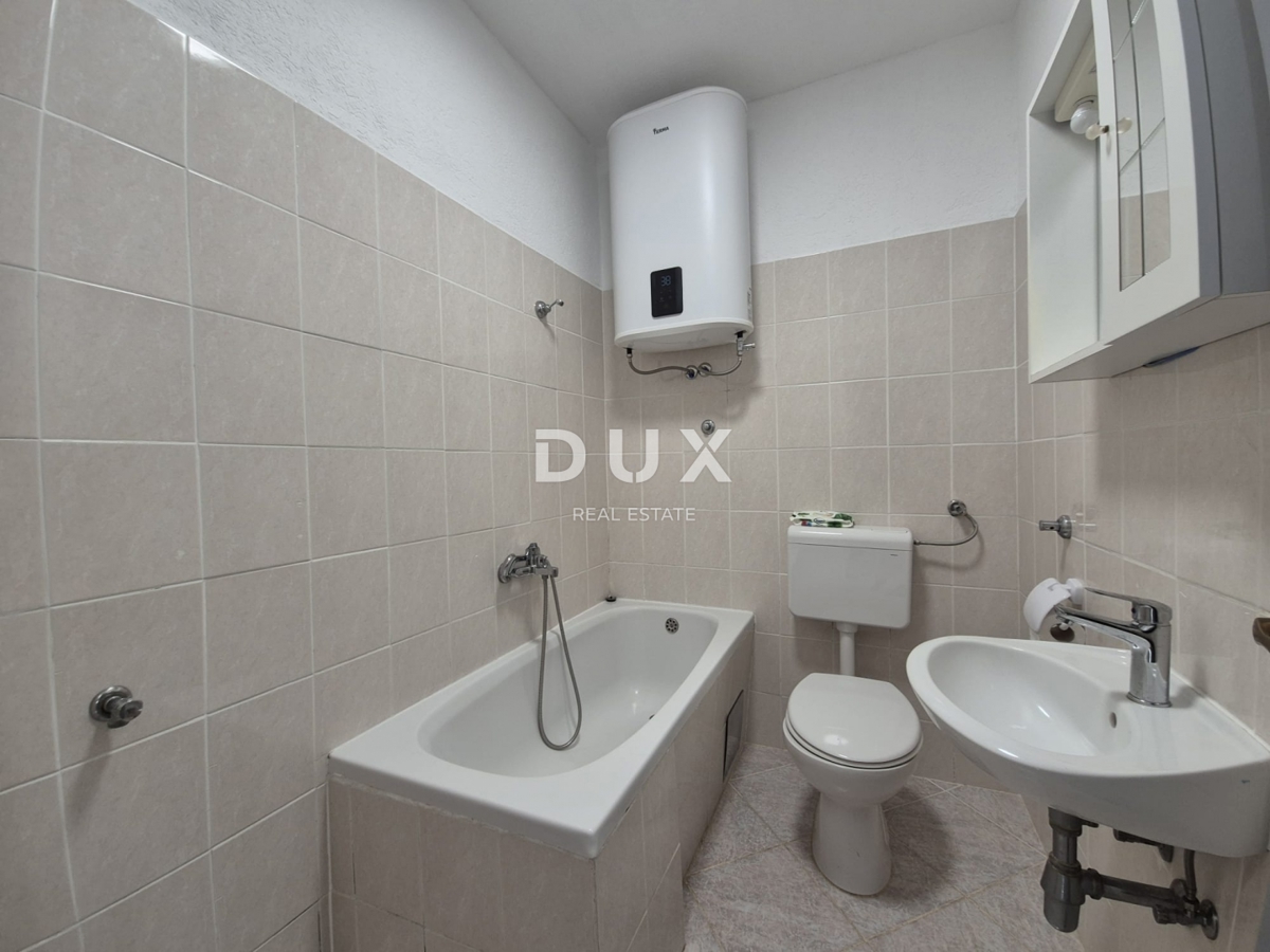 PAG, MESTO PAG - Prostorna hiša s panoramskim razgledom na morje in Velebit