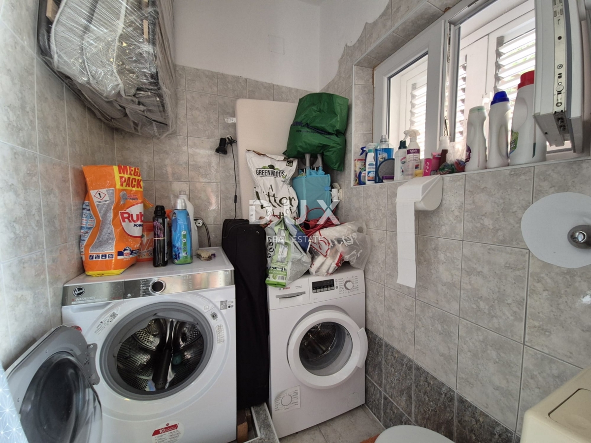 PAG, MESTO PAG - Prostorna hiša s panoramskim razgledom na morje in Velebit