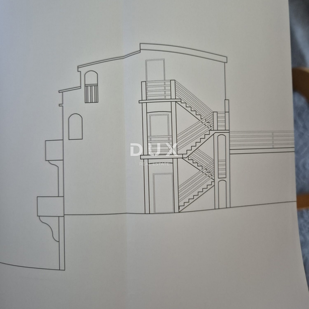 PAG, MESTO PAG - Prostorna hiša s panoramskim razgledom na morje in Velebit