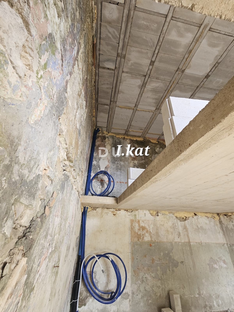 ISTRA, KRASICA - Avtohtona istrska hiša za adaptacijo