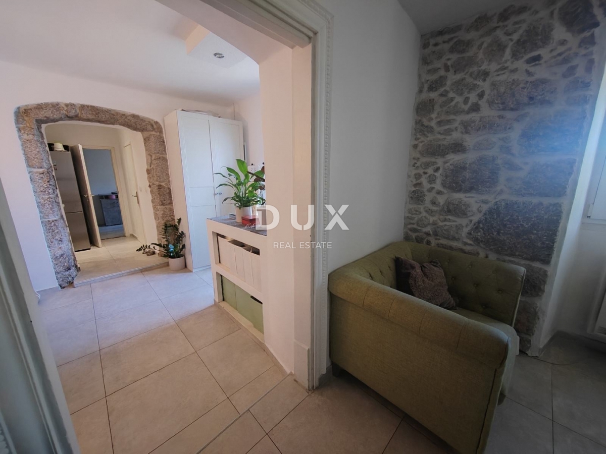 OPATIJA, VOLOSKO - elegantna nepremičnina z dvema apartmajema le nekaj korakov od morja, 87m2