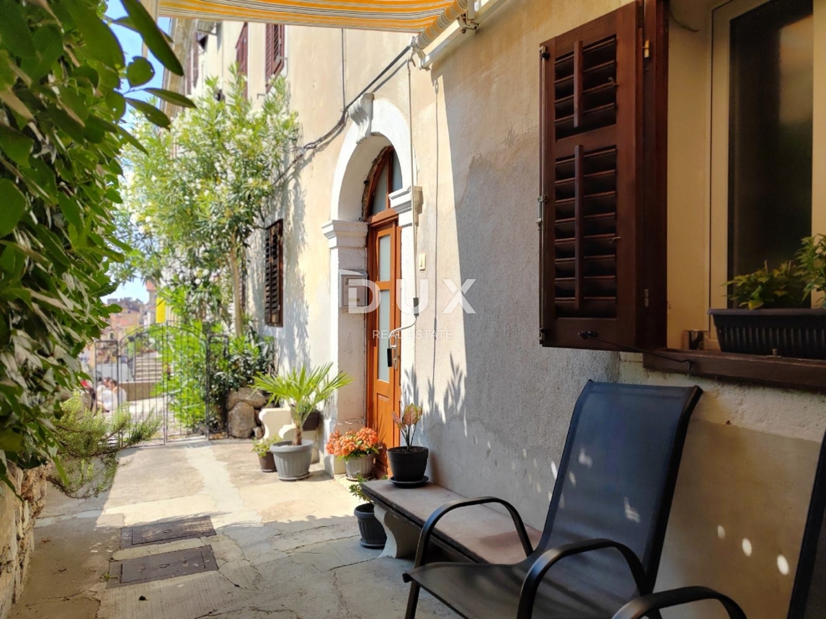 OPATIJA, VOLOSKO - elegantna nepremičnina z dvema apartmajema le nekaj korakov od morja, 87m2