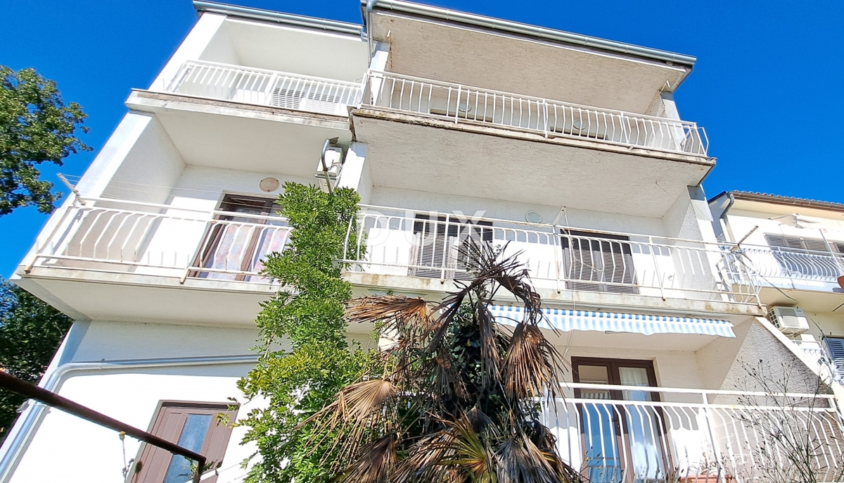 CRIKVENICA - polsamostojna hiša s panoramskim razgledom na Krk in morje