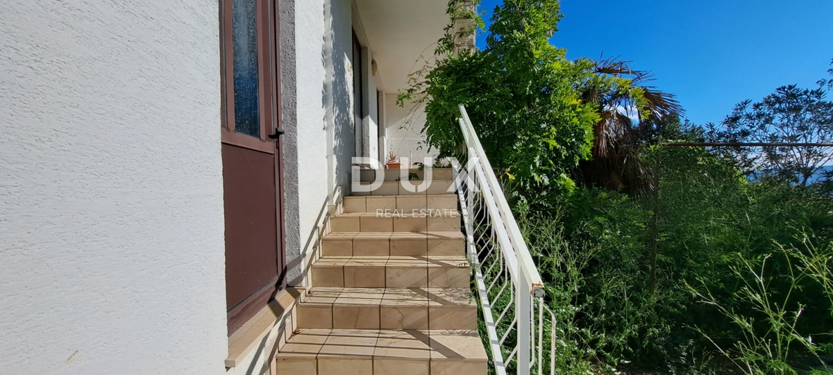 CRIKVENICA - polsamostojna hiša s panoramskim razgledom na Krk in morje