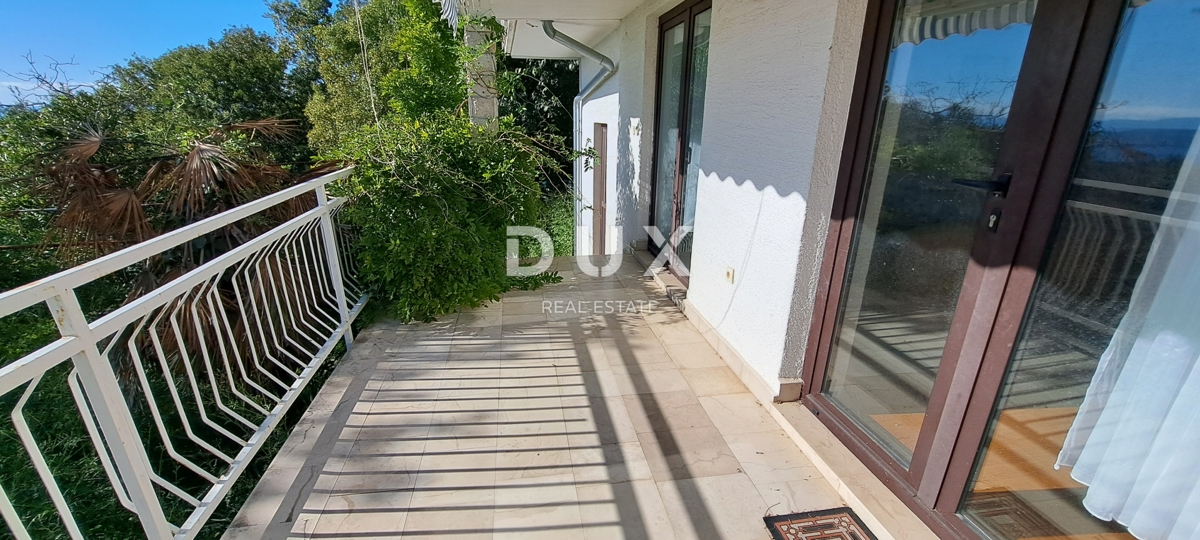 CRIKVENICA - polsamostojna hiša s panoramskim razgledom na Krk in morje