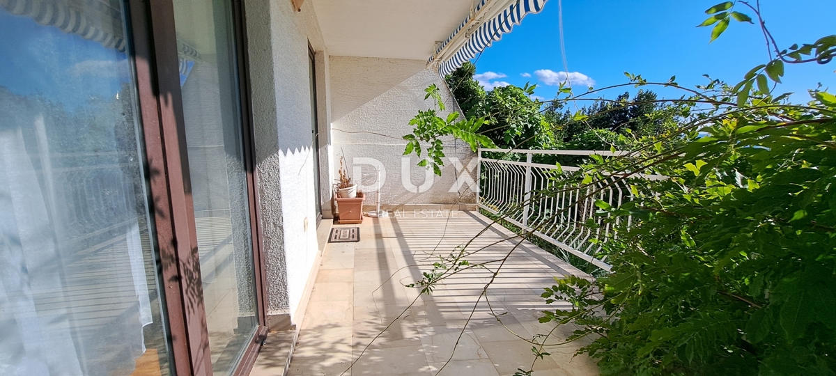 CRIKVENICA - polsamostojna hiša s panoramskim razgledom na Krk in morje