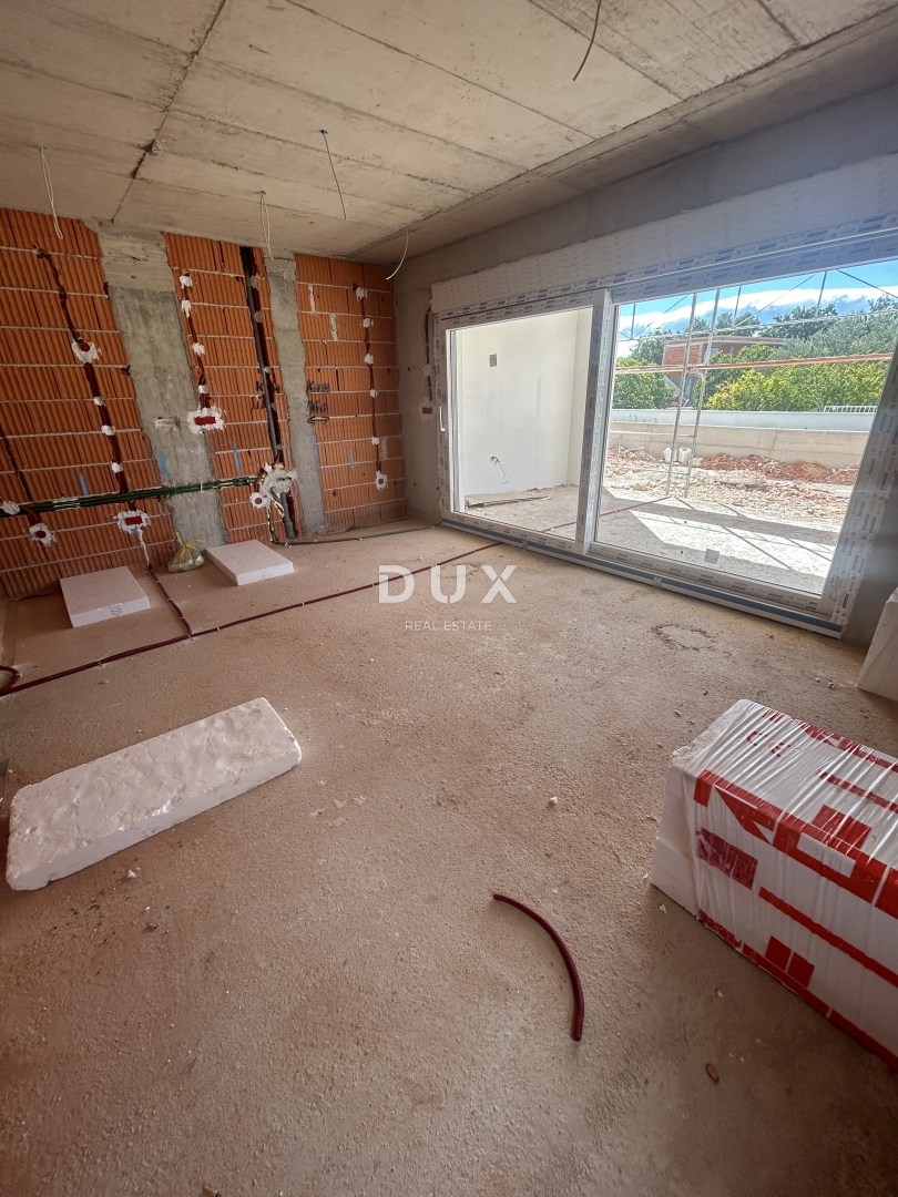 ŠIBENIK, SRIMA - Luksuzno stanovanje z vrtom v novogradnji le 300 m od morja in plaže