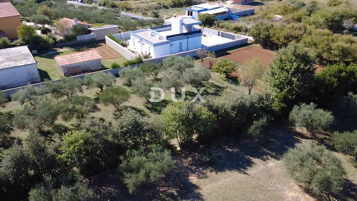 ZADAR, VRSI - Privlačno zemljišče v mirni vasi!