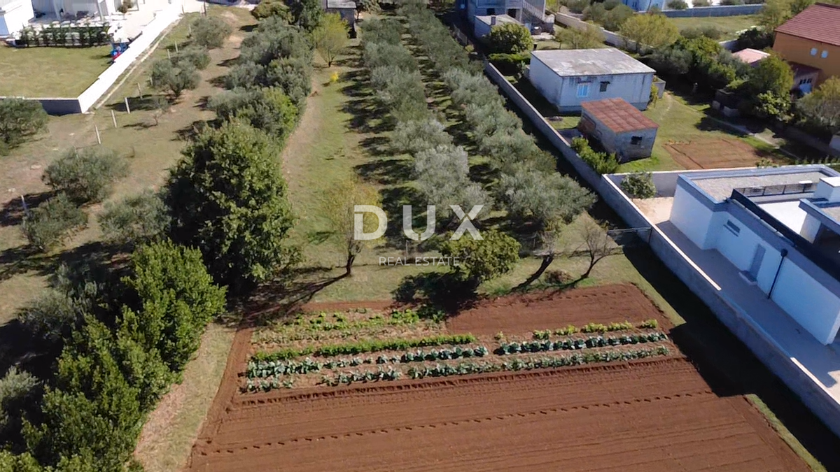 ZADAR, VRSI - Privlačno zemljišče v mirni vasi!