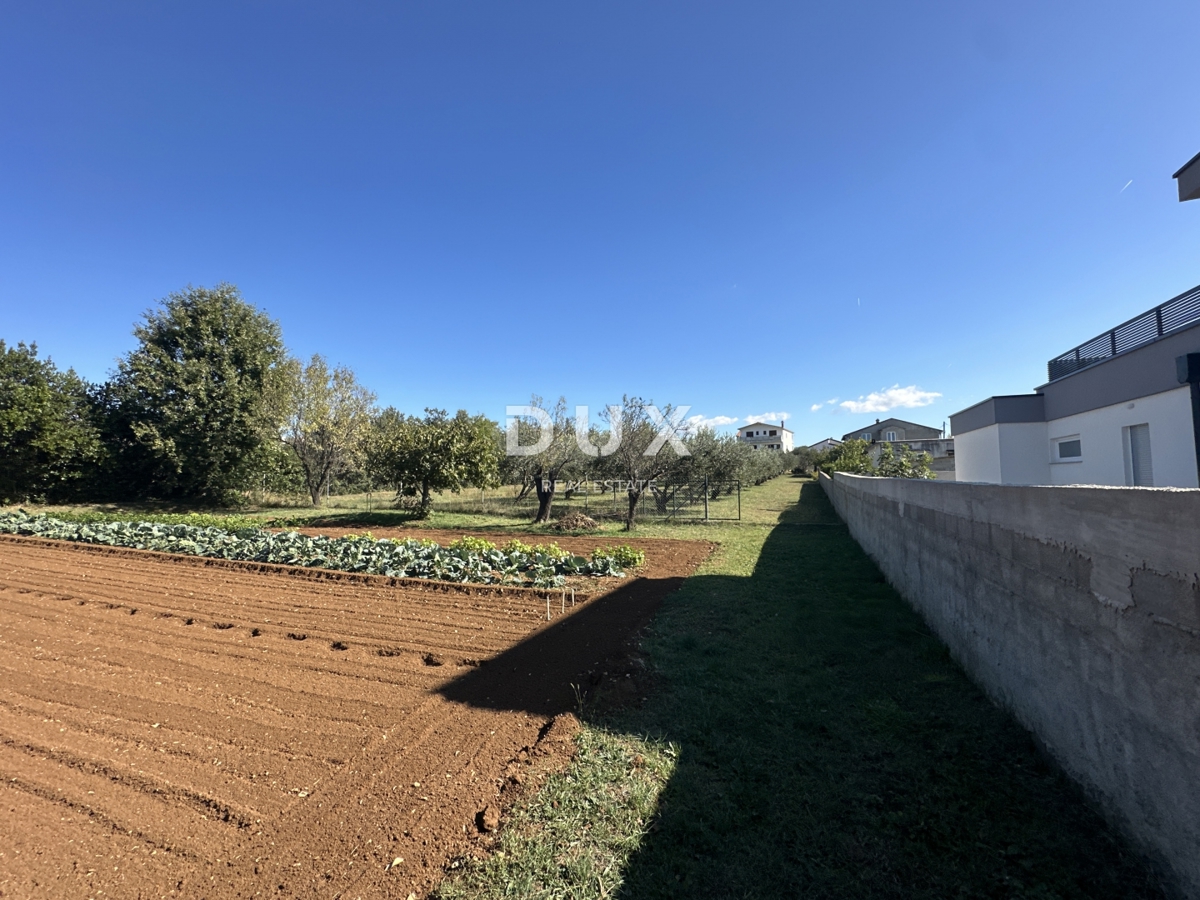 ZADAR, VRSI - Privlačno zemljišče v mirni vasi!