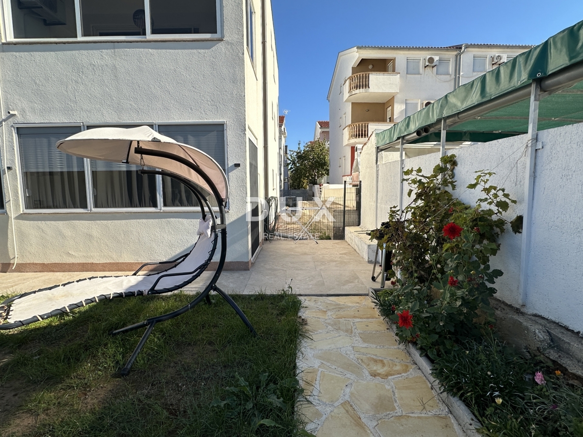 ZADAR, PETRČANE - Opremljeno stanovanje v pritličju z vrtom!