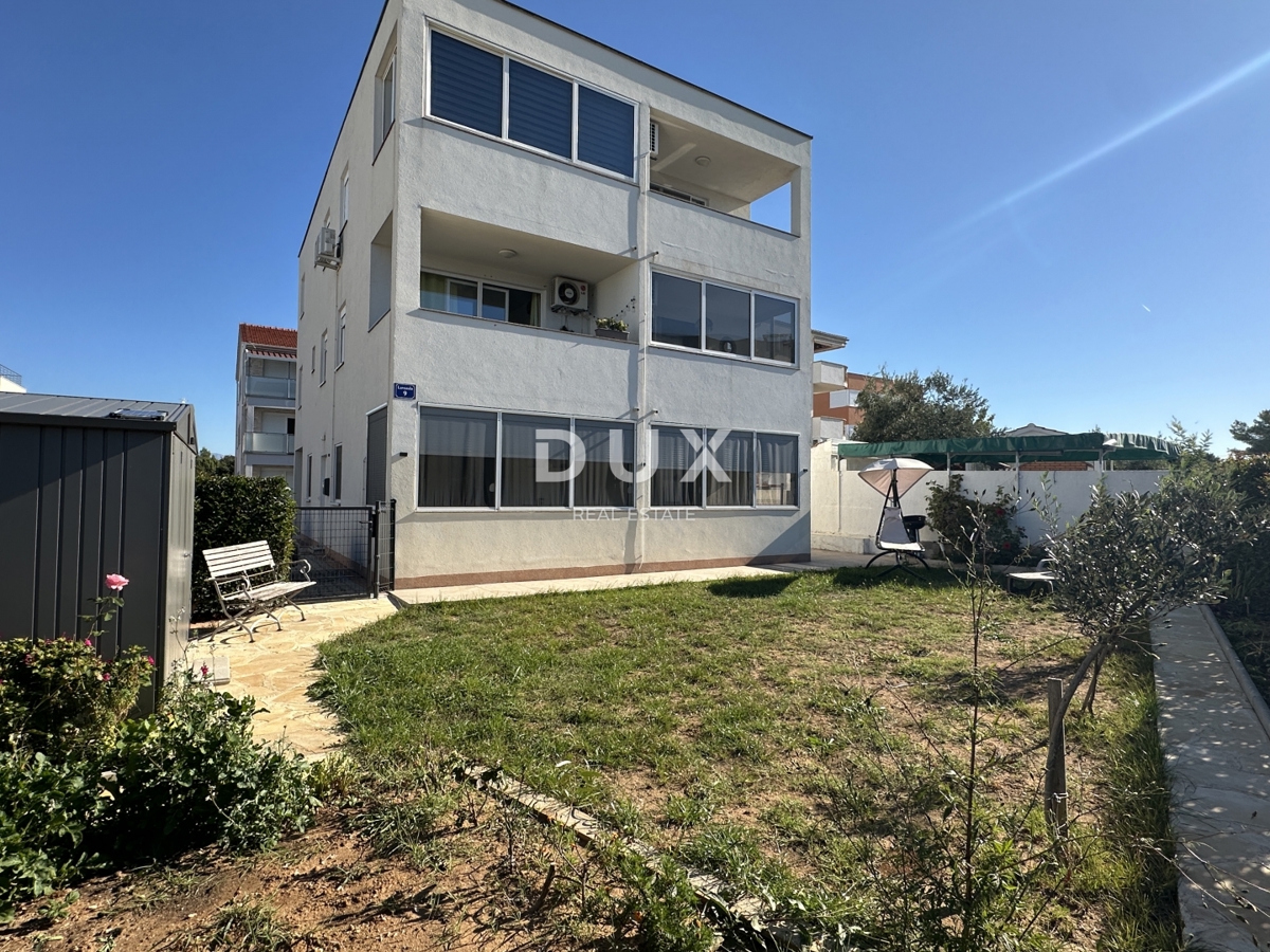 ZADAR, PETRČANE - Opremljeno stanovanje v pritličju z vrtom!