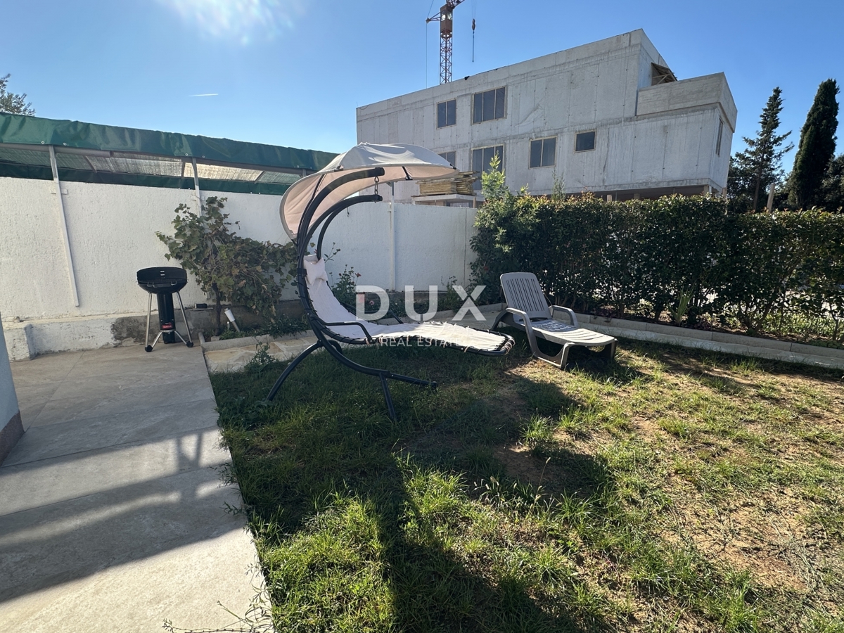 ZADAR, PETRČANE - Opremljeno stanovanje v pritličju z vrtom!