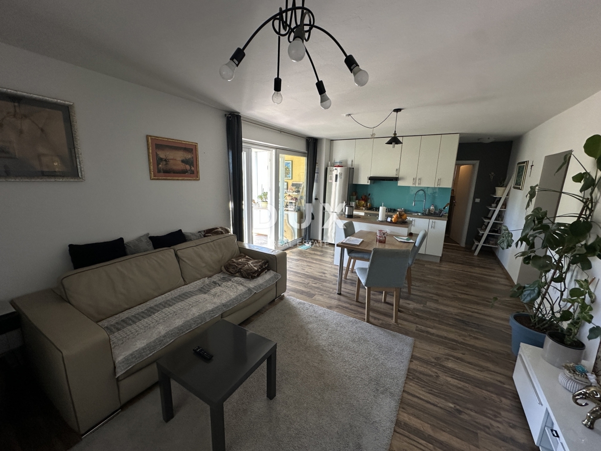 ZADAR, DIKLO - Privlačno stanovanje z vrtom in pogledom na morje!