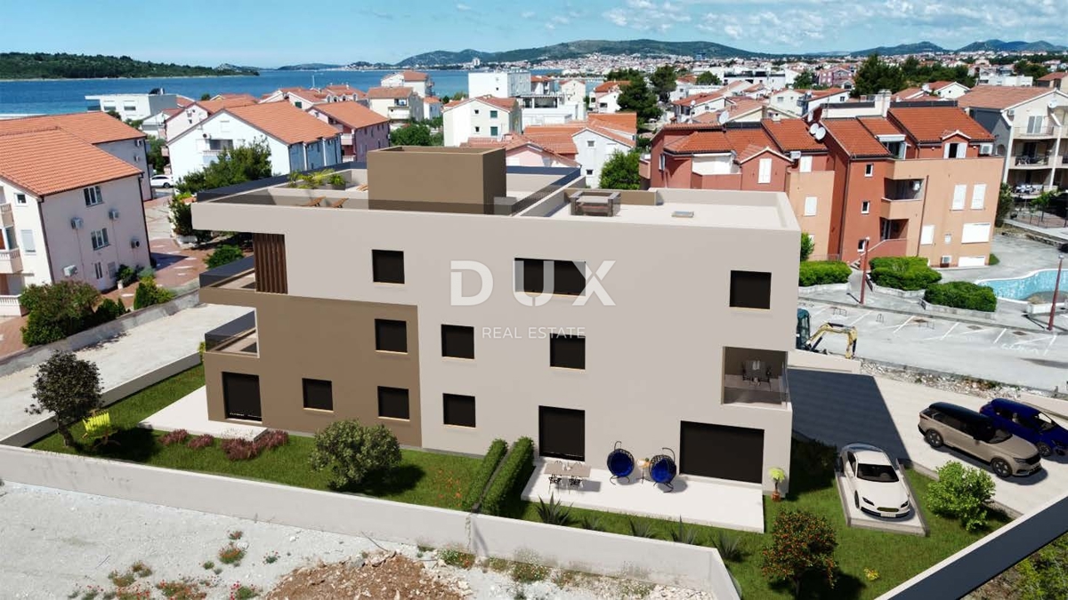 ŠIBENIK, SRIMA - NOVOGRADNJA, Trisobno stanovanje z velikim vrtom, 70 m od morja - redkost na trgu!