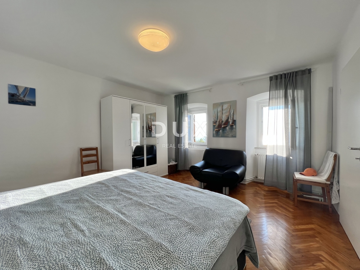 KOSTRENA – na novo obnovljena hiša z vrtom in panoramskim pogledom na morje