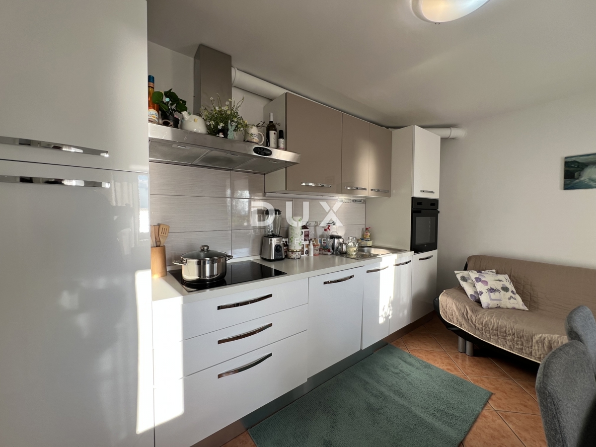 KOSTRENA – na novo obnovljena hiša z vrtom in panoramskim pogledom na morje