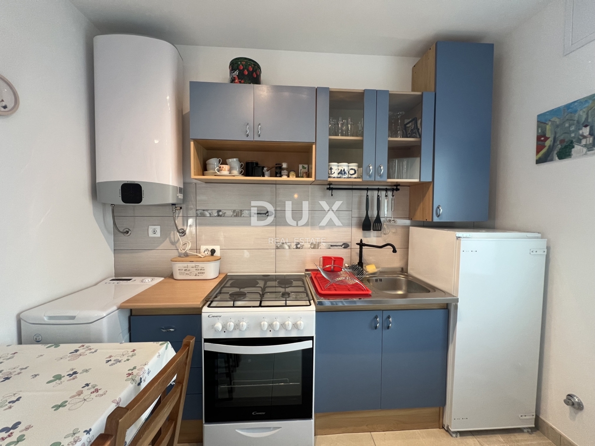 KOSTRENA – na novo obnovljena hiša z vrtom in panoramskim pogledom na morje