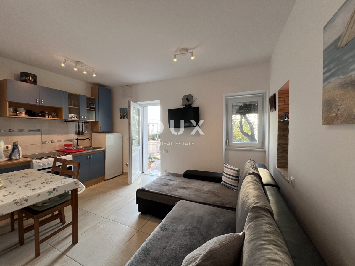 KOSTRENA – na novo obnovljena hiša z vrtom in panoramskim pogledom na morje