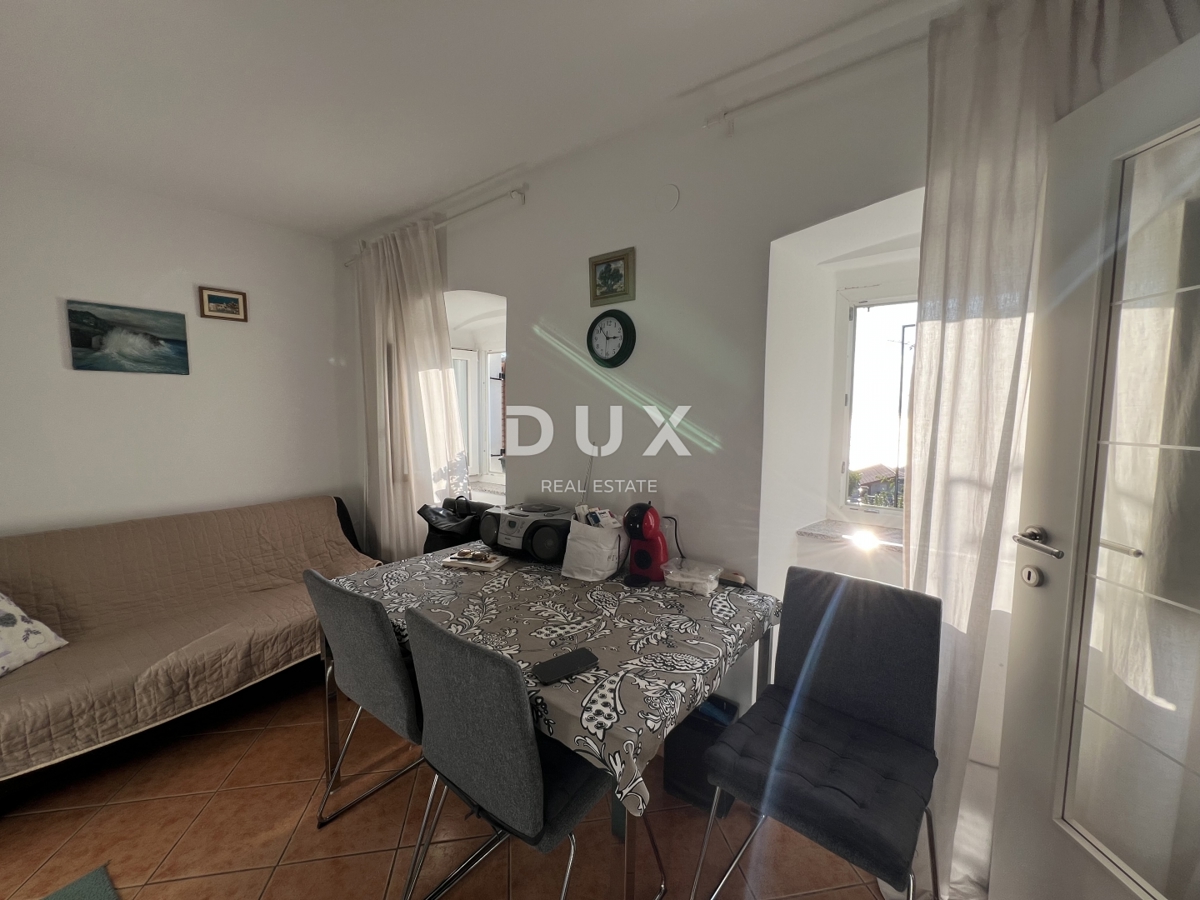 KOSTRENA – na novo obnovljena hiša z vrtom in panoramskim pogledom na morje