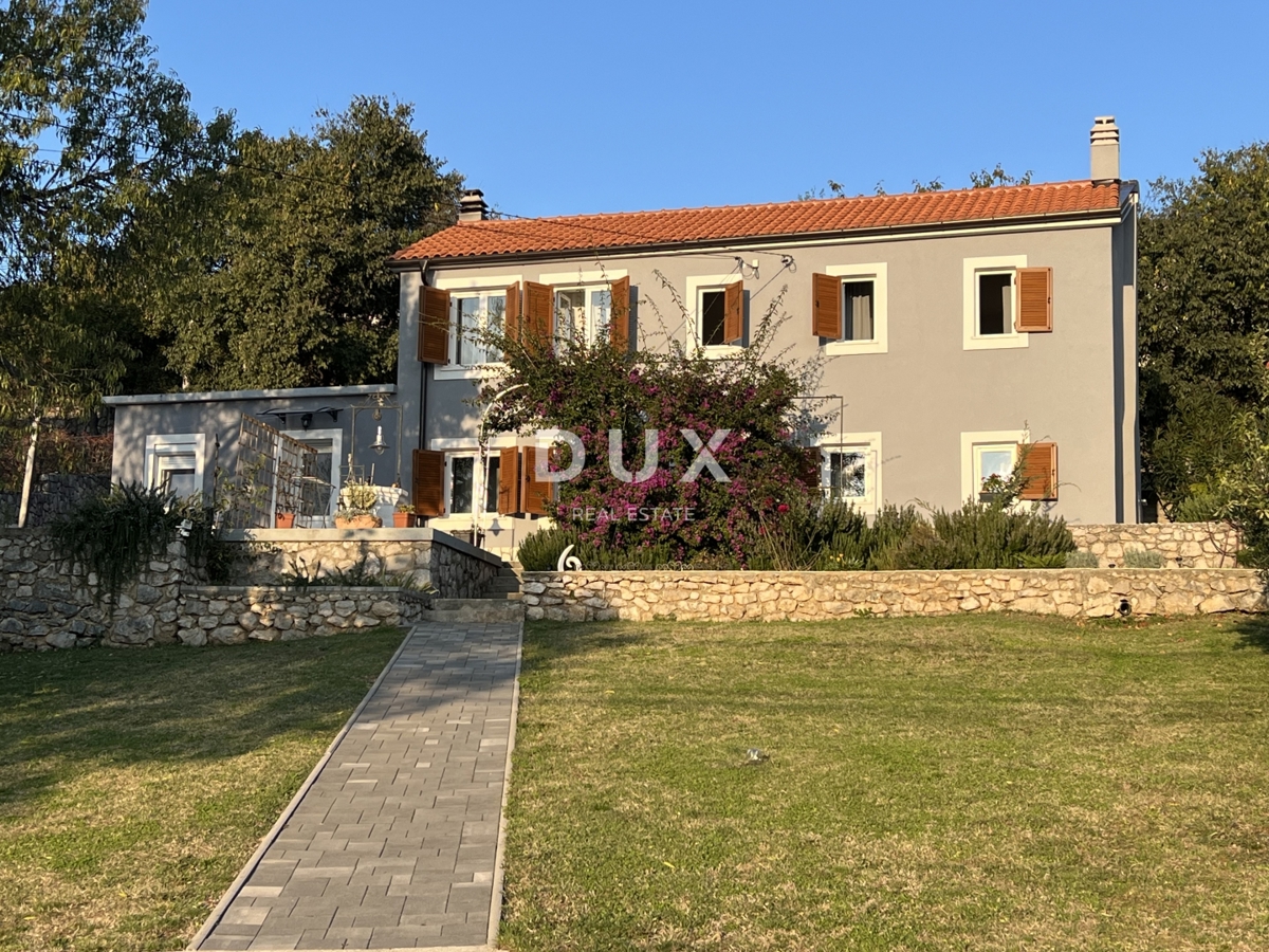 KOSTRENA – na novo obnovljena hiša z vrtom in panoramskim pogledom na morje