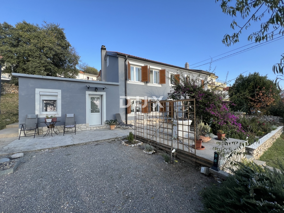 KOSTRENA – na novo obnovljena hiša z vrtom in panoramskim pogledom na morje