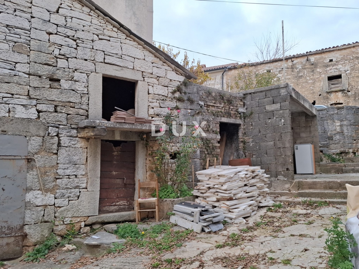 ISTRA, PAZIN - Samostojna kamnita hiša za delno prenovo