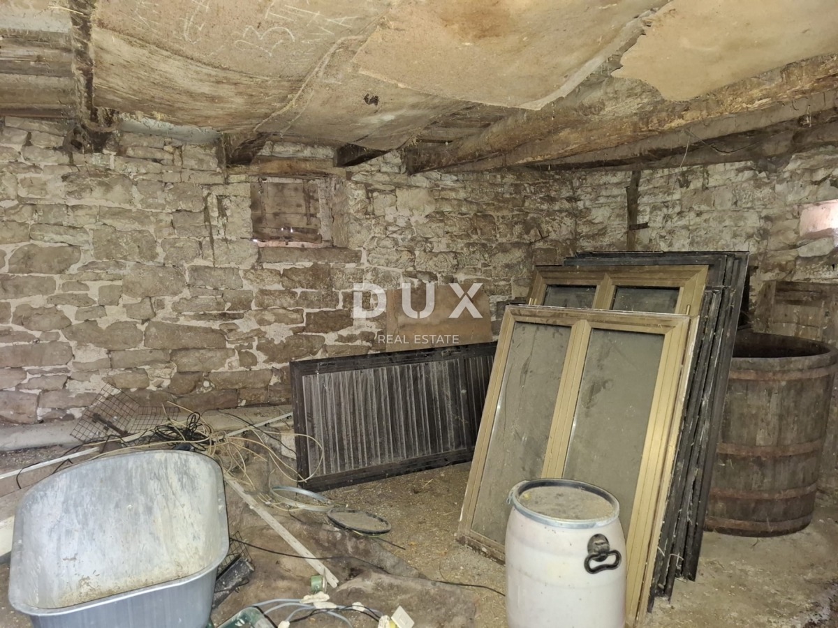 ISTRA, PAZIN - Samostojna kamnita hiša za delno prenovo