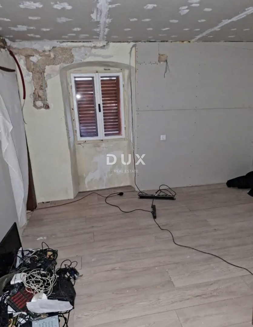 ISTRA, PAZIN - Samostojna kamnita hiša za delno prenovo