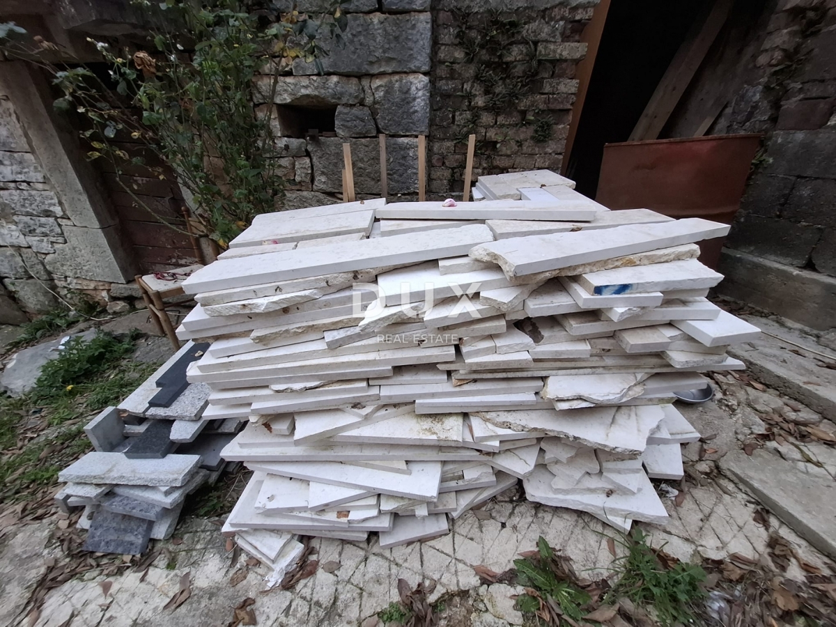 ISTRA, PAZIN - Samostojna kamnita hiša za delno prenovo